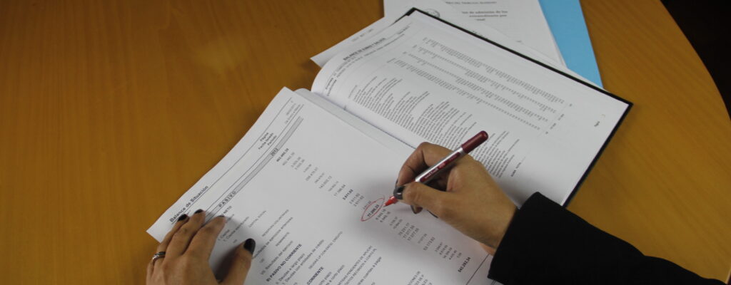 Preparación de contrato durante una asesoría laboral en Barcelona
